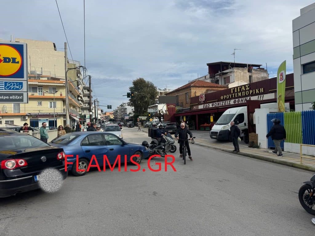 Πάτρα: Σφοδρή σύγκρουση ΙΧ με μηχανάκι - φωτό