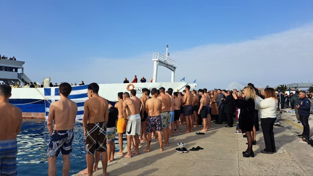 Πάτρα: Πάνω από 40 βούτηξαν για τον σταυρό στο παλιό λιμάνι - ΔΕΙΤΕ ΒΙΝΤΕΟ