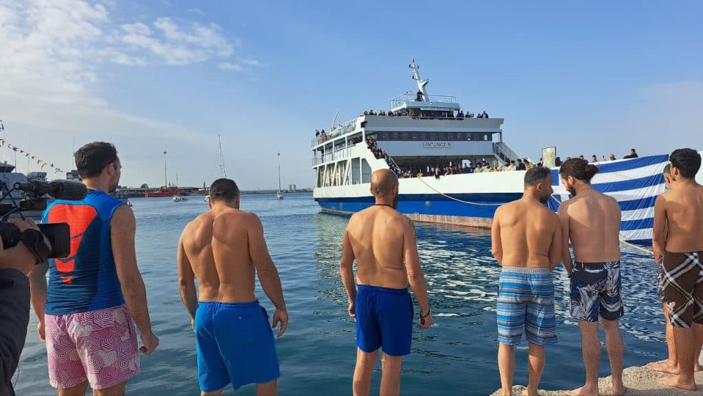 Πάτρα: Πάνω από 40 βούτηξαν για τον σταυρό στο παλιό λιμάνι - ΔΕΙΤΕ ΒΙΝΤΕΟ