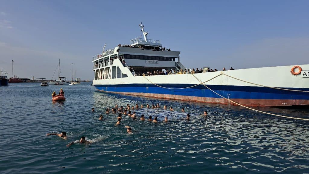 Πάτρα: Πάνω από 40 βούτηξαν για τον σταυρό στο παλιό λιμάνι - ΔΕΙΤΕ ΒΙΝΤΕΟ