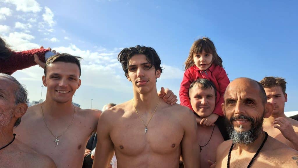 Πάτρα: Αυτός είναι ο 17χρονος που έπιασε τον σταυρό στην Πάτρα - βίντεο