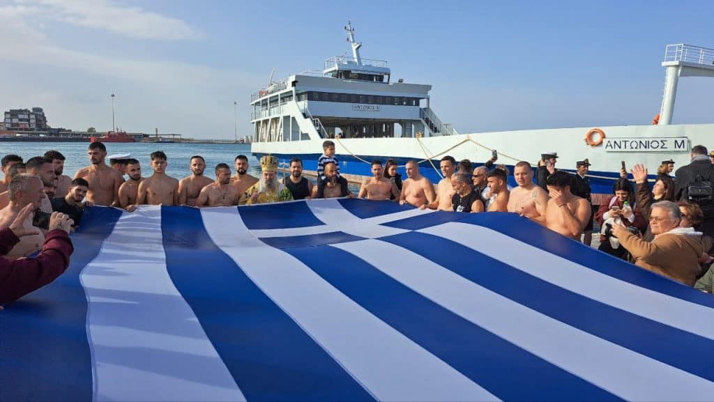 Πάτρα: Αυτός είναι ο 17χρονος που έπιασε τον σταυρό στην Πάτρα - βίντεο