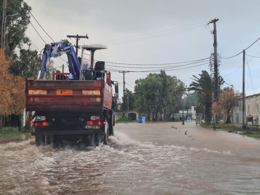 Πάτρα: Χαλάζι στην πόλη, πλημμύρες σε Ρίο και "Μουρτά", χιονοθύελλα στα ορεινά - βίντεο και φωτο