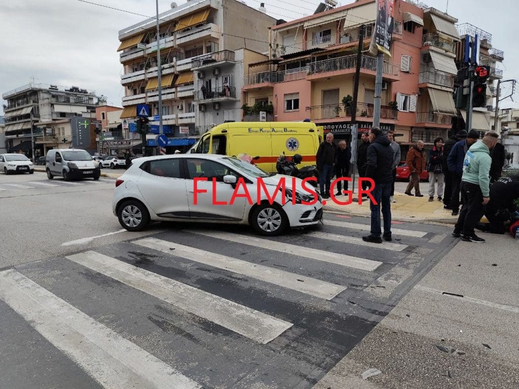 Το ΙΧ εκσφενδόνισε δικυκλιστή - Νέο σοβαρό τροχαίο στην Πάτρα - φωτό