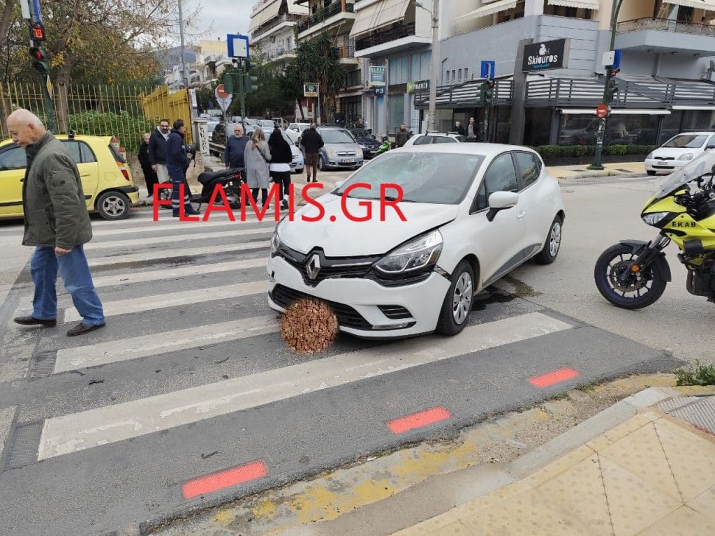 Το ΙΧ εκσφενδόνισε δικυκλιστή - Νέο σοβαρό τροχαίο στην Πάτρα - φωτό