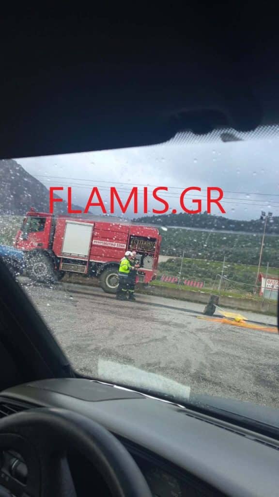 Αχαϊα: Επιασε φωτιά κολώνα της ΔΕΗ - Χωρίς ρεύμα η περιοχή - φωτό