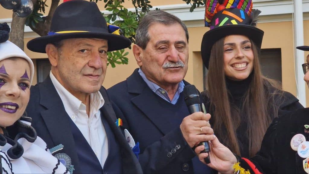 Πάτρα: Το Καρναβάλι ξεκίνησε! Μεγάλη γιορτή και το λάβαρο στο Δημαρχείο! ΔΕΙΤΕ όσα έγιναν σε βίντεο
