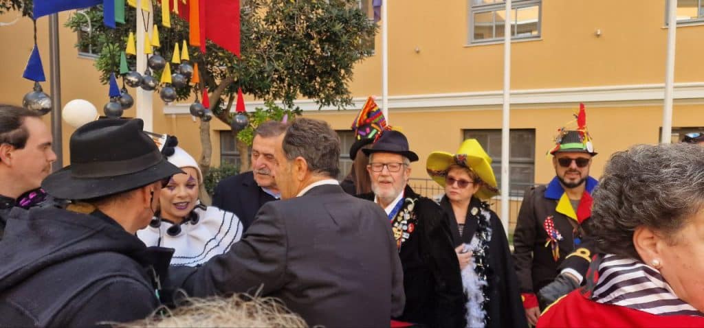 Πάτρα: Το Καρναβάλι ξεκίνησε! Μεγάλη γιορτή και το λάβαρο στο Δημαρχείο! ΔΕΙΤΕ όσα έγιναν σε βίντεο