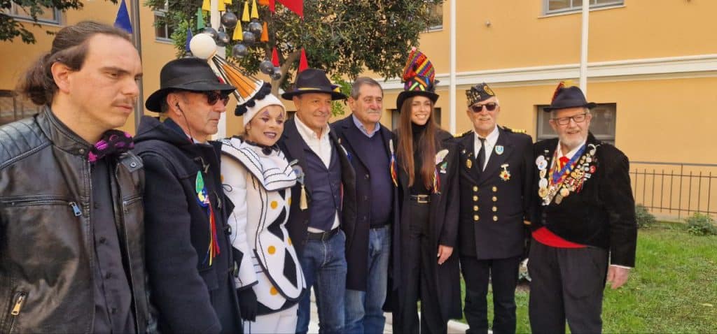 Πάτρα: Το Καρναβάλι ξεκίνησε! Μεγάλη γιορτή και το λάβαρο στο Δημαρχείο! ΔΕΙΤΕ όσα έγιναν σε βίντεο