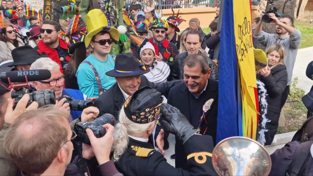 Πάτρα: Το Καρναβάλι ξεκίνησε! Μεγάλη γιορτή και το λάβαρο στο Δημαρχείο! ΔΕΙΤΕ όσα έγιναν σε βίντεο