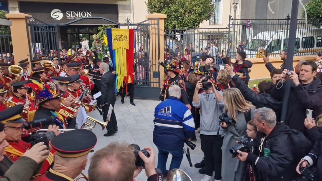 Πάτρα: Το Καρναβάλι ξεκίνησε! Μεγάλη γιορτή και το λάβαρο στο Δημαρχείο! ΔΕΙΤΕ όσα έγιναν σε βίντεο