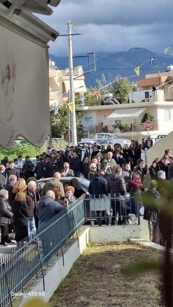 Πάτρα: Ποιος να αντέξει τόσο πόνο! Οδυρμός στο τελευταίο αντίο για την Αγγελική - φωτό Πάτρα: Ποιος να αντέξει τόσο πόνο! Οδυρμός στο τελευταίο αντίο για την Αγγελική - φωτό