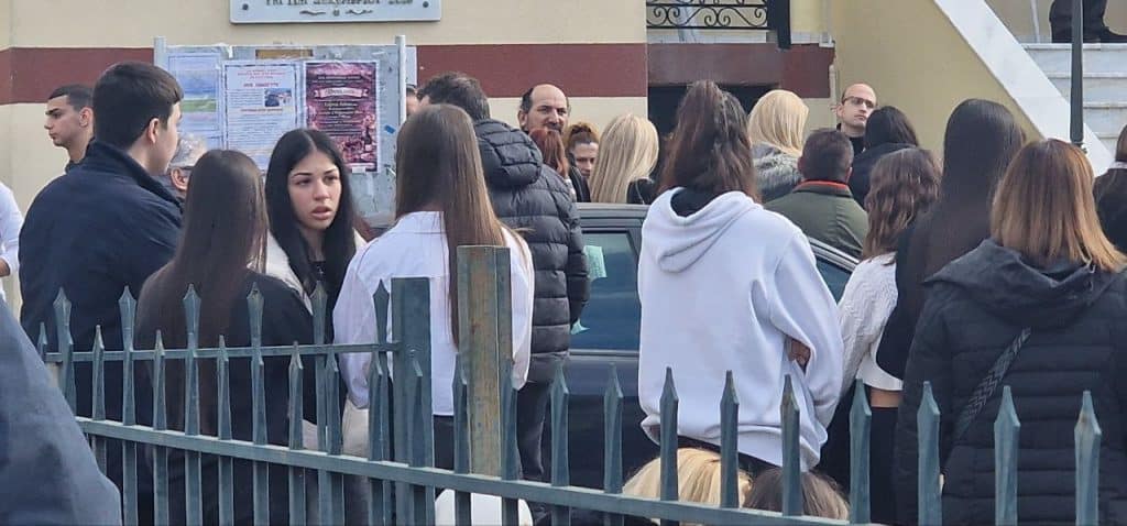 Πάτρα: Ποιος να αντέξει τόσο πόνο! Οδυρμός στο τελευταίο αντίο για την Αγγελική - φωτό Πάτρα: Ποιος να αντέξει τόσο πόνο! Οδυρμός στο τελευταίο αντίο για την Αγγελική - φωτό