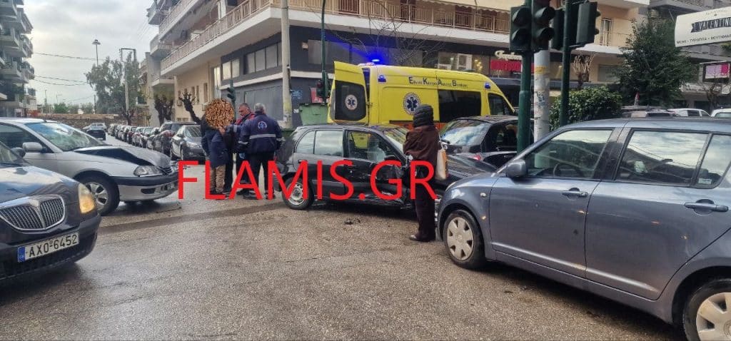 Πάτρα: ΙΧ έπεσε πάνω σε άλλο και στη συνέχεια σε άλλα δύο! Τροχαίο στην οδό Κορίνθου - φωτό