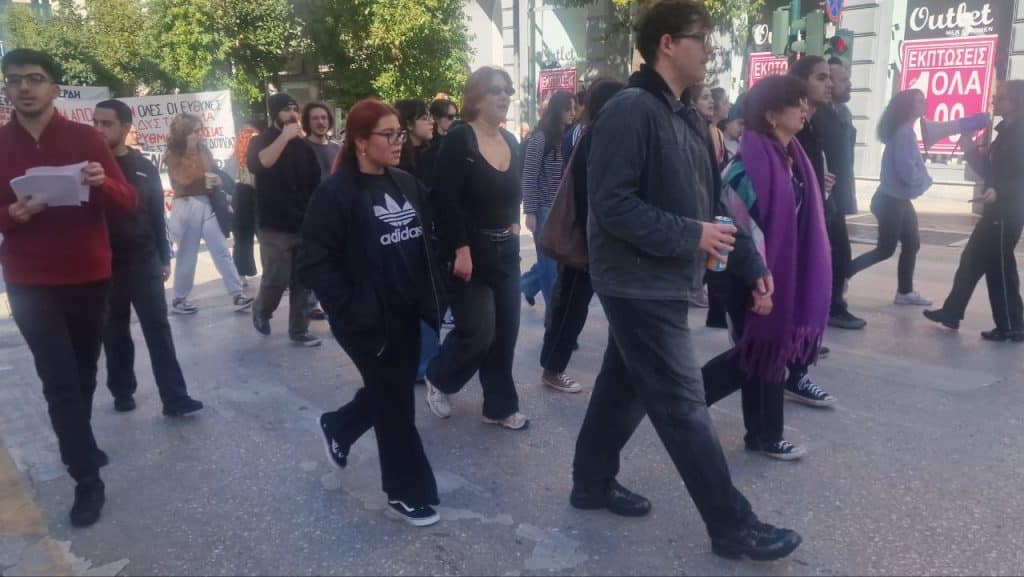 Πορεία στην Πάτρα για τη φονική έκρηξη στο εργοστάσιο «Βιολάντα» (ΦΩΤΟ & ΒΙΝΤΕΟ) Πορεία στην Πάτρα για τη φονική έκρηξη στο εργοστάσιο «Βιολάντα» (ΦΩΤΟ & ΒΙΝΤΕΟ)