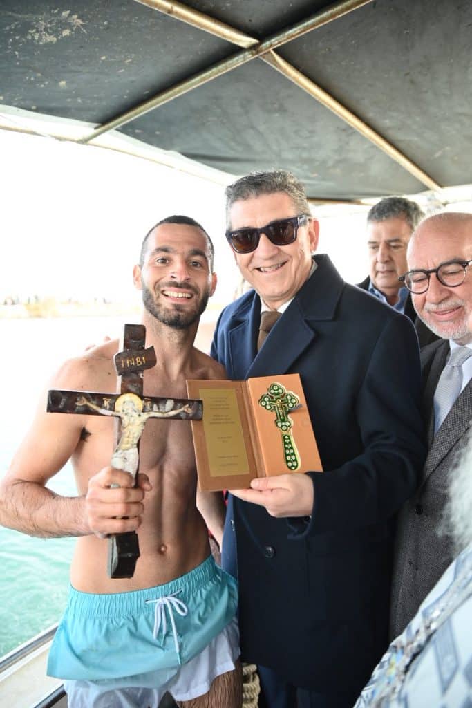 Δυτική Αχαϊα: Αυτό είναι το παλικάρι που βούτηξε και έπιασε τον σταυρό - φωτο