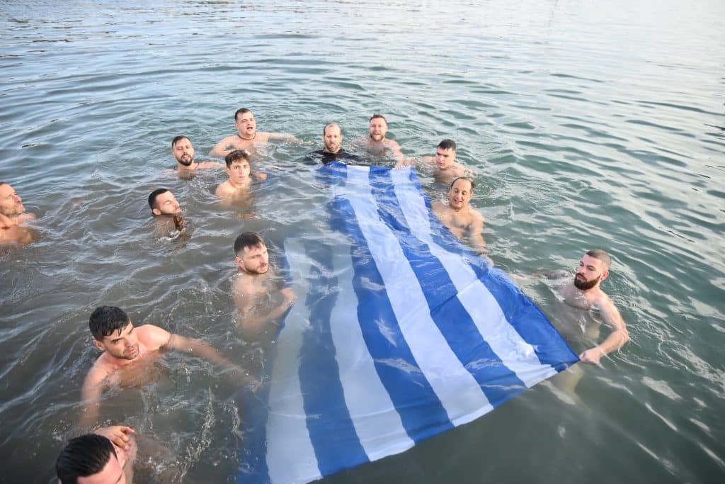 Δυτική Αχαϊα: Αυτό είναι το παλικάρι που βούτηξε και έπιασε τον σταυρό - φωτο