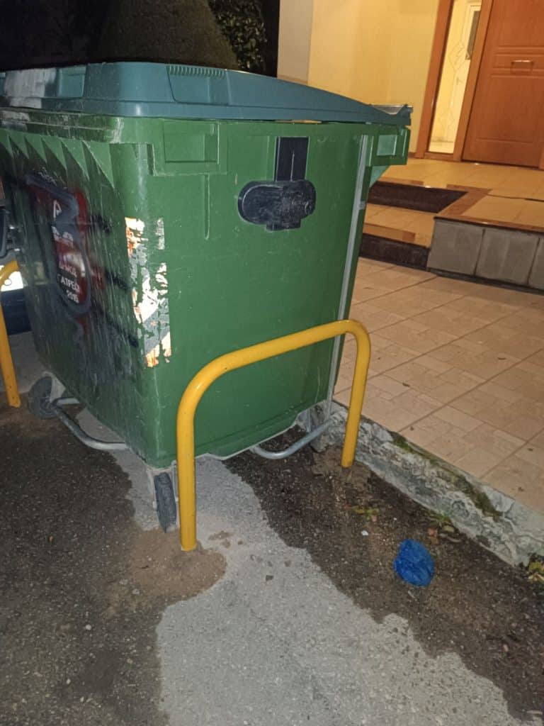 Πάτρα: Είχαν υποδείξει κενό χώρο αλλά... ο κάδος μπήκε μπροστά από την πόρτα τους - φωτο