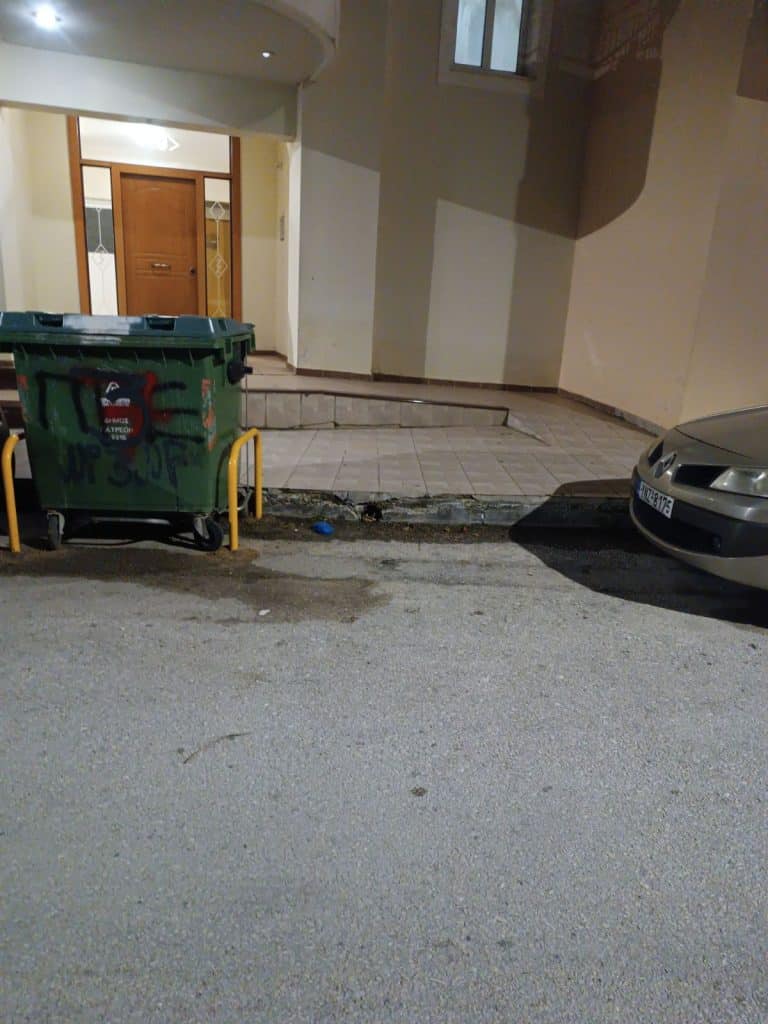 Πάτρα: Είχαν υποδείξει κενό χώρο αλλά... ο κάδος μπήκε μπροστά από την πόρτα τους - φωτο