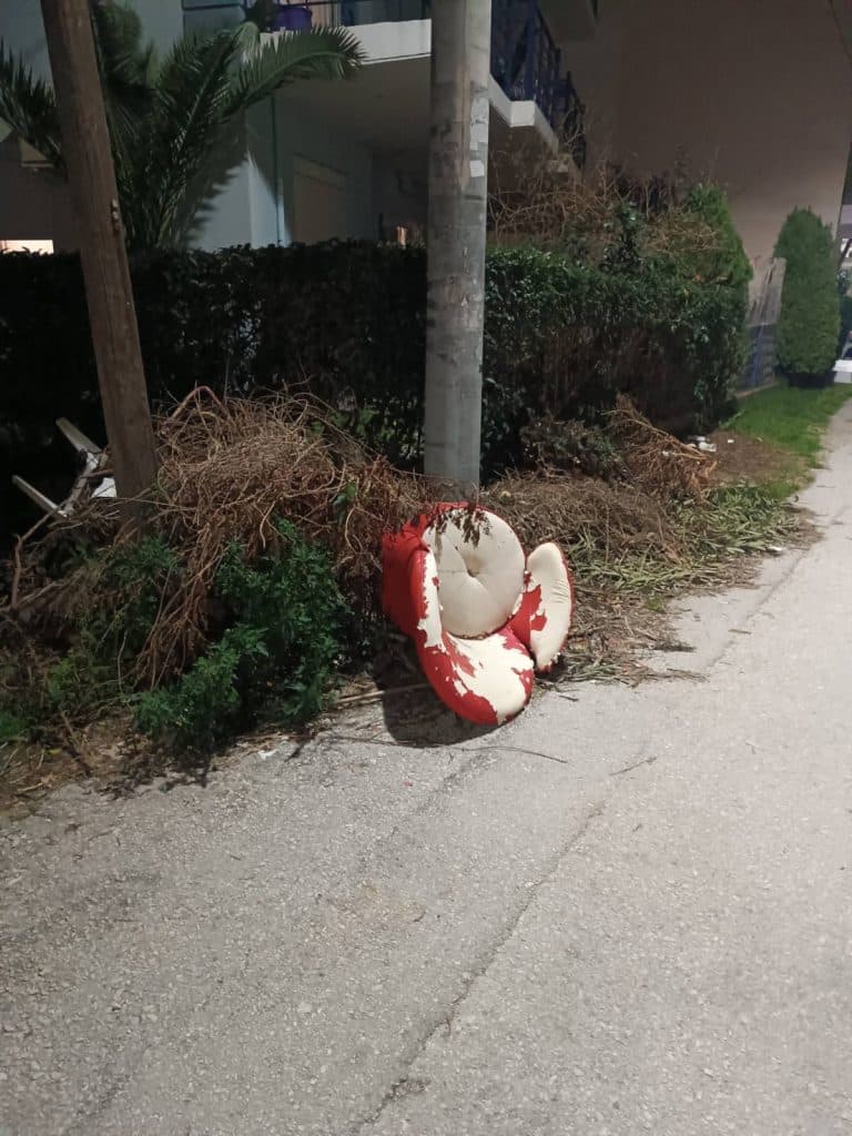 Πάτρα: Είχαν υποδείξει κενό χώρο αλλά... ο κάδος μπήκε μπροστά από την πόρτα τους - φωτο