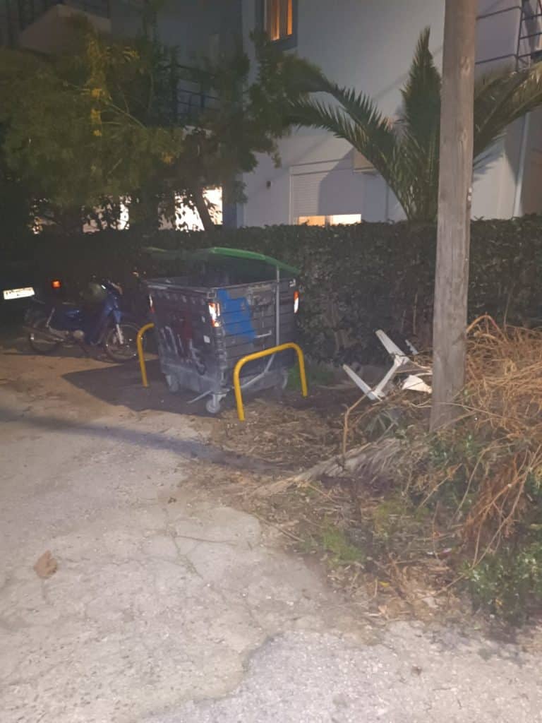 Πάτρα: Είχαν υποδείξει κενό χώρο αλλά... ο κάδος μπήκε μπροστά από την πόρτα τους - φωτο