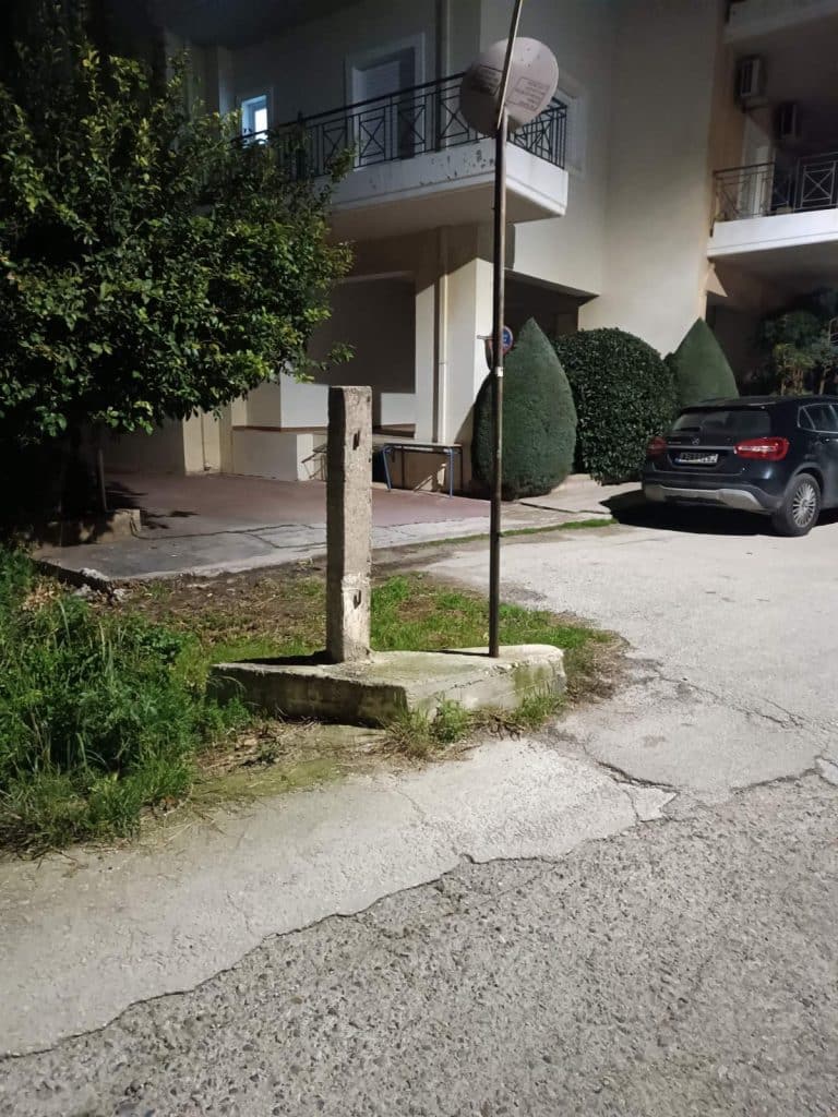 Πάτρα: Είχαν υποδείξει κενό χώρο αλλά... ο κάδος μπήκε μπροστά από την πόρτα τους - φωτο