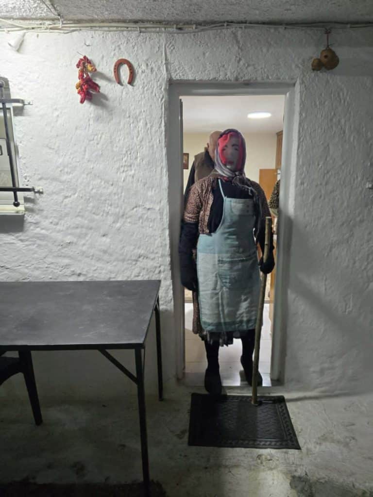 Πάτρα: "Κουκουλοφόροι" μπήκαν στα σπίτια στο Σούλι - Δείτε φωτό