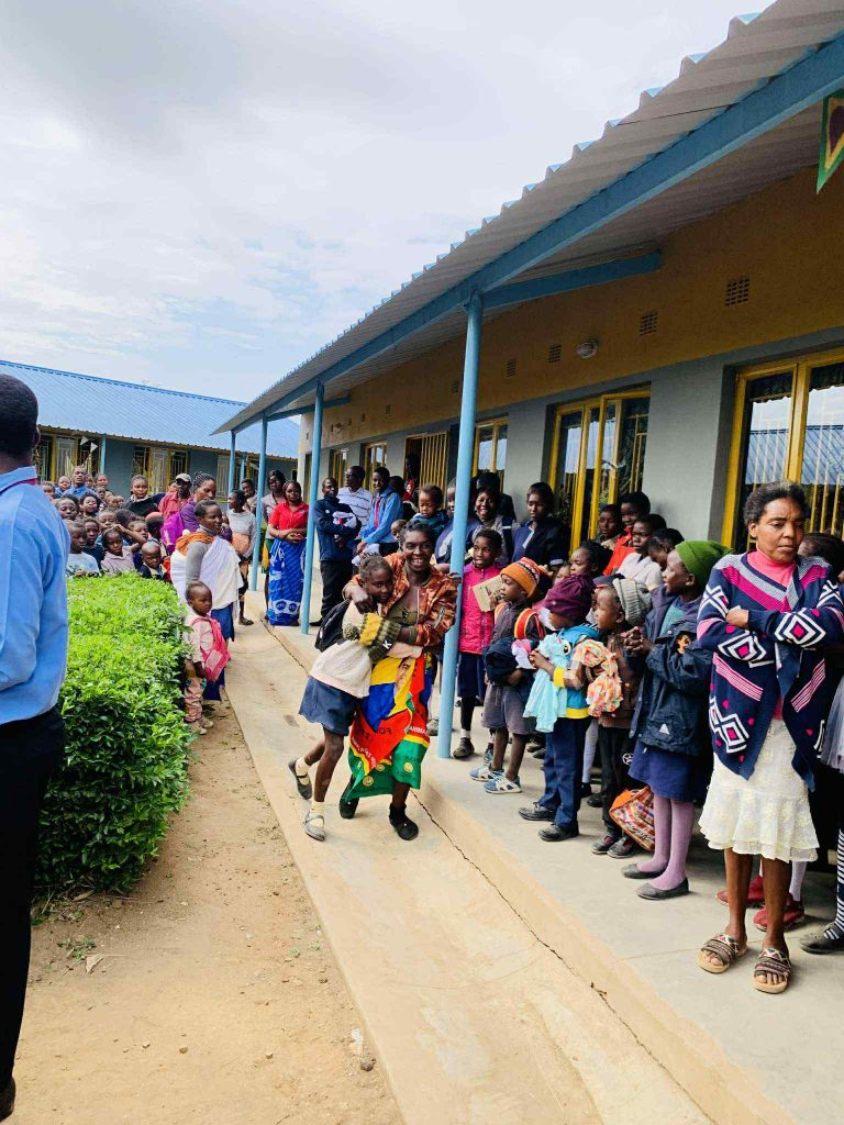 Πάτρα: το Κέντρο Ξένων Γλωσσών Boulevard στα Καμίνια μάζεψε χρήματα για σχολείο στη Ζάμπια - φωτό