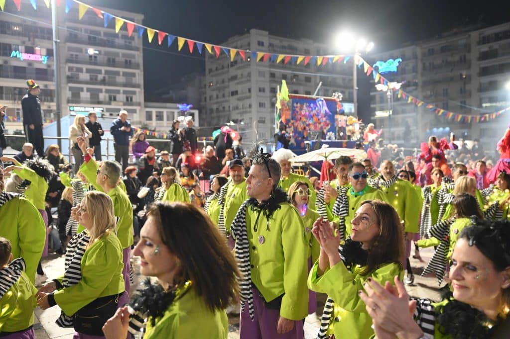 Πάτρα: Ποτάμι χαράς στη Νυχτερινή Ποδαράτη - Δεκάδες φωτό από την παρέλαση