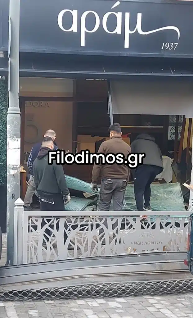 Aχαϊα: Μπήκαν με αγροτικό σε κοσμηματοπωλείο για να κλέψουν - φωτο Aχαϊα: Μπήκαν με αγροτικό σε κοσμηματοπωλείο για να κλέψουν - φωτο