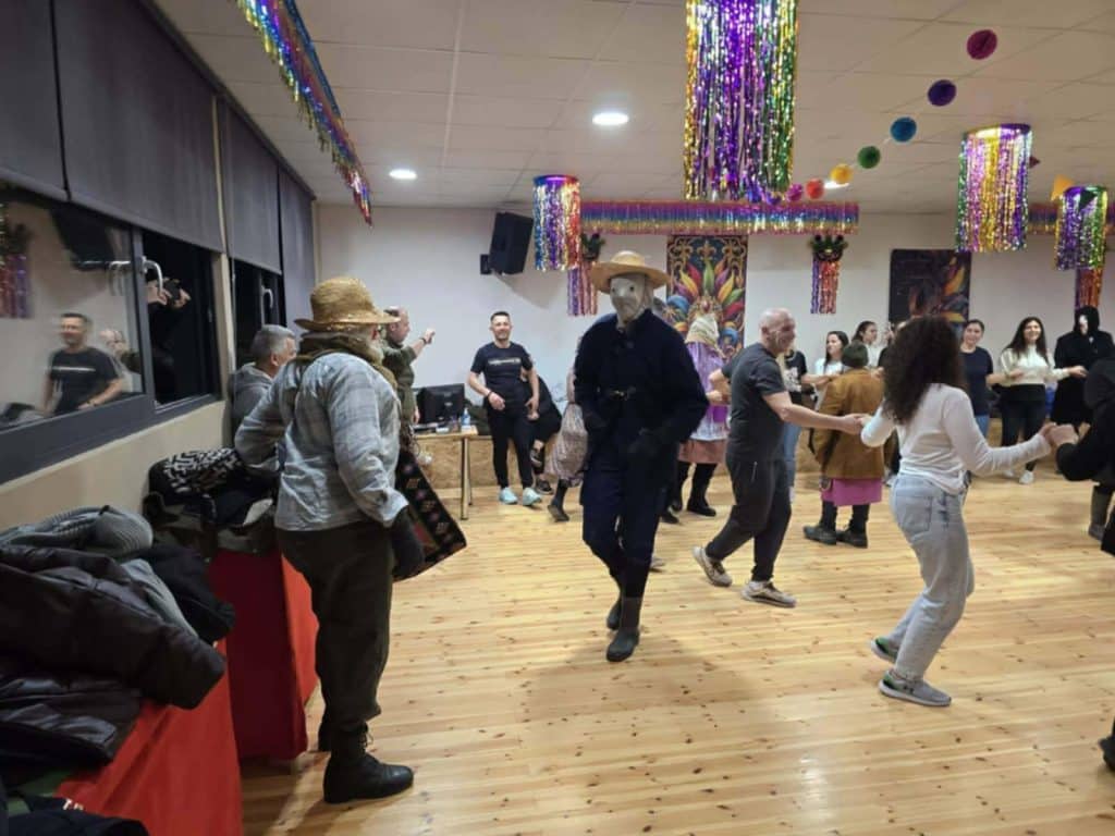 Πάτρα: "Κουκουλοφόροι" μπήκαν στα σπίτια στο Σούλι - Δείτε φωτό