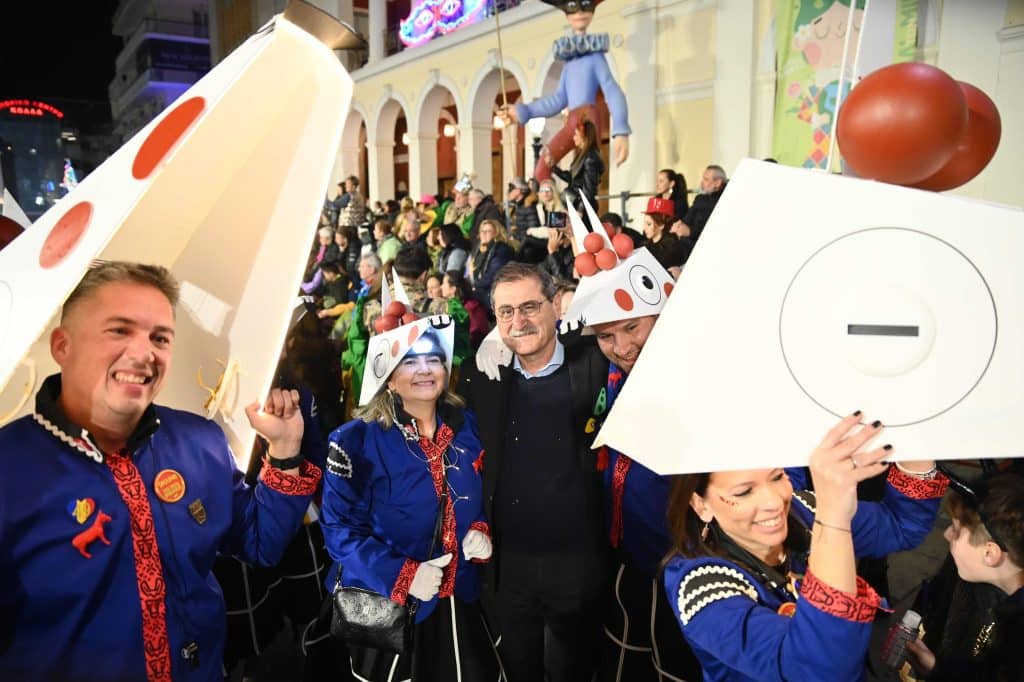 Πάτρα: Ποτάμι χαράς στη Νυχτερινή Ποδαράτη - Δεκάδες φωτό από την παρέλαση