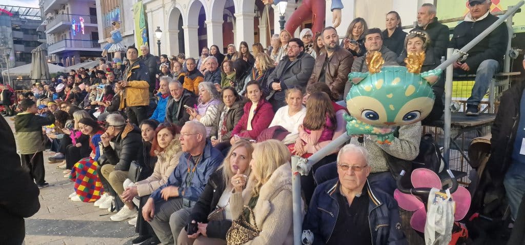 Πάτρα: Δείτε εκατοντάδες φωτό από τη νυχτερινή παρέλαση