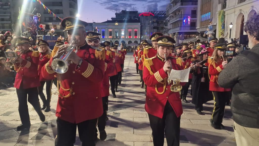 Πάτρα: Δείτε εκατοντάδες φωτό από τη νυχτερινή παρέλαση