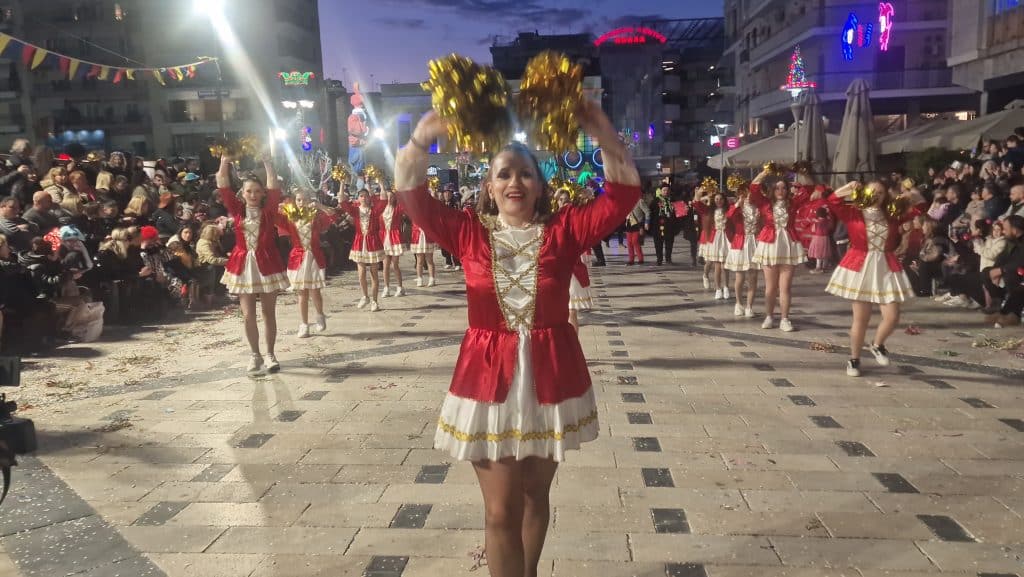 Πάτρα: Δείτε εκατοντάδες φωτό από τη νυχτερινή παρέλαση