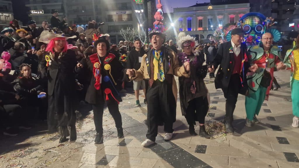 Πάτρα: Δείτε εκατοντάδες φωτό από τη νυχτερινή παρέλαση