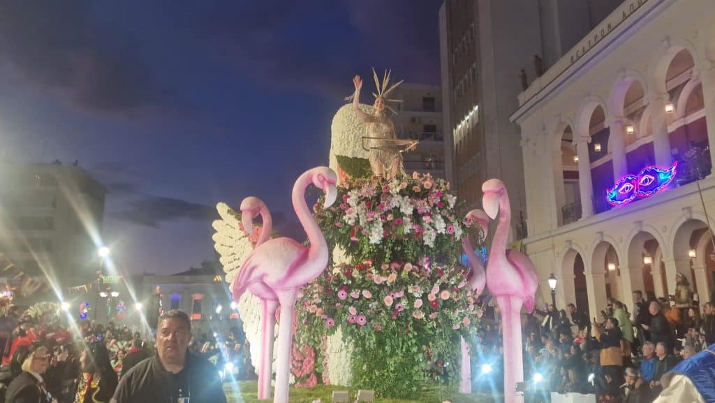 Πάτρα: Δείτε εκατοντάδες φωτό από τη νυχτερινή παρέλαση