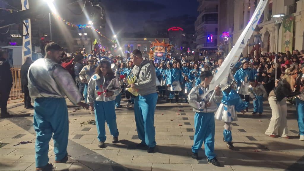 Πάτρα: Δείτε εκατοντάδες φωτό από τη νυχτερινή παρέλαση