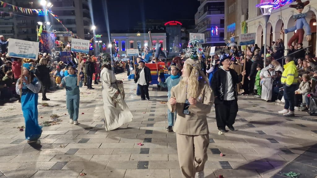 Πάτρα: Δείτε εκατοντάδες φωτό από τη νυχτερινή παρέλαση