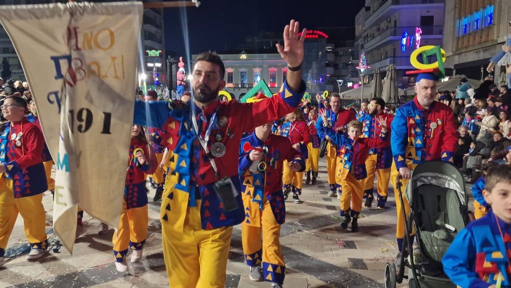 Πάτρα: Δείτε εκατοντάδες φωτό από τη νυχτερινή παρέλαση