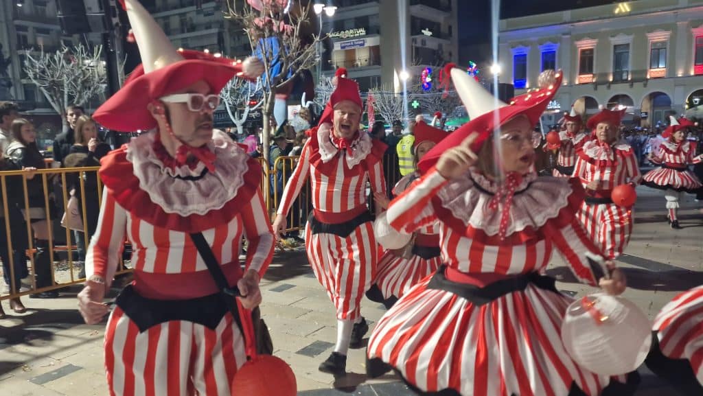 Πάτρα: Δείτε εκατοντάδες φωτό από τη νυχτερινή παρέλαση