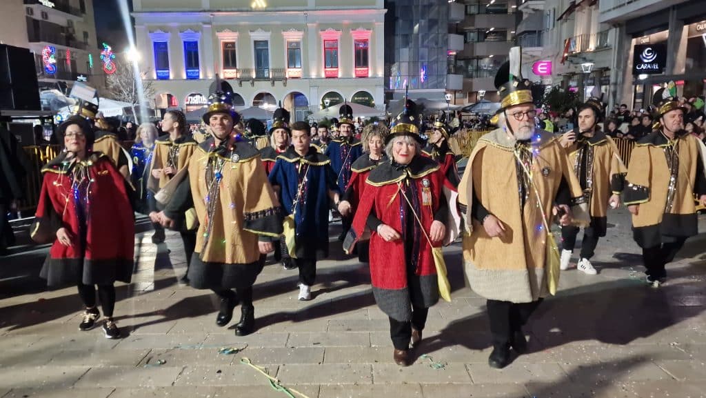 Πάτρα: Δείτε εκατοντάδες φωτό από τη νυχτερινή παρέλαση