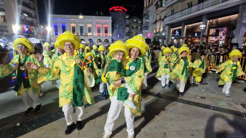 Πάτρα: Δείτε εκατοντάδες φωτό από τη νυχτερινή παρέλαση