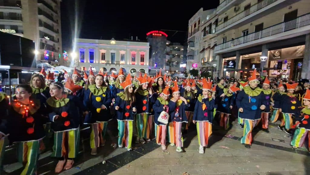 Πάτρα: Δείτε εκατοντάδες φωτό από τη νυχτερινή παρέλαση