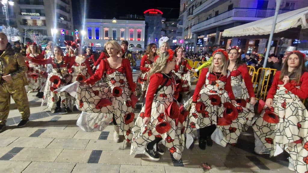 Πάτρα: Δείτε εκατοντάδες φωτό από τη νυχτερινή παρέλαση