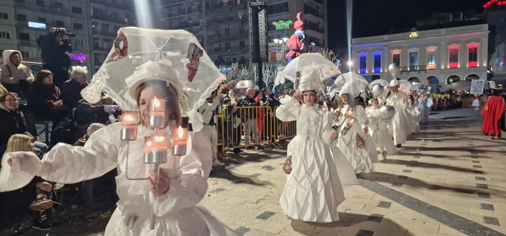 Πάτρα: Δείτε εκατοντάδες φωτό από τη νυχτερινή παρέλαση