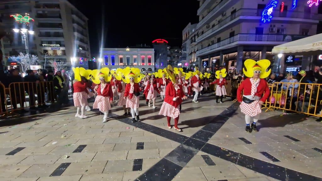 Πάτρα: Δείτε εκατοντάδες φωτό από τη νυχτερινή παρέλαση