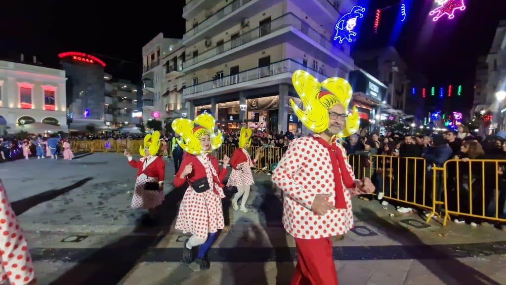 Πάτρα: Δείτε εκατοντάδες φωτό από τη νυχτερινή παρέλαση