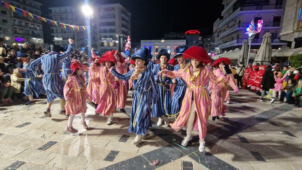 Πάτρα: Δείτε εκατοντάδες φωτό από τη νυχτερινή παρέλαση