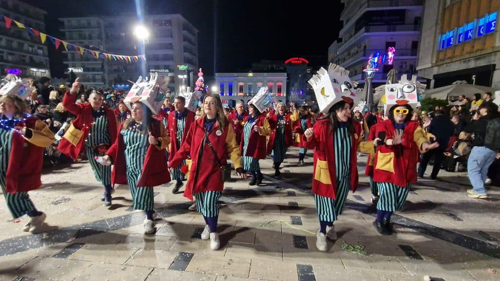 Πάτρα: Δείτε εκατοντάδες φωτό από τη νυχτερινή παρέλαση